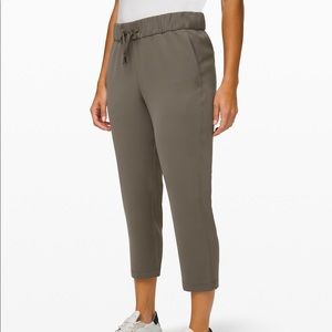 On the fly crop 23” woven Lululemon Pant size 6